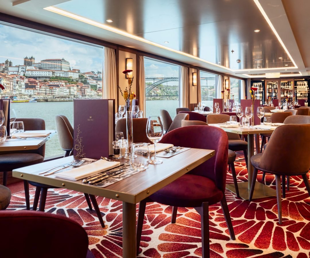 SereniVoy Travel - Ocean cruise dining set