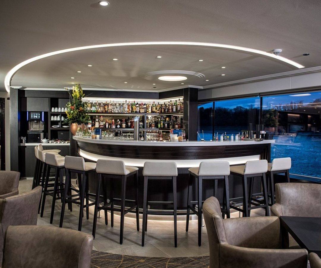 SereniVoy Travel - Ocean cruise bar